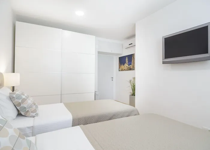Aspalathos - With Free Parking, Near The Beach, A Few Minutes' Walking Distance To The Unesco Palace Feriehus Split